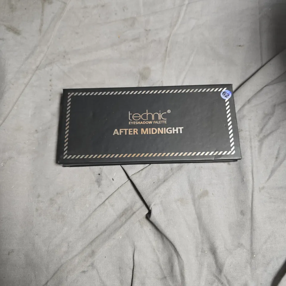 APPROXIMATELY 10 ASSORTED HEALTH & BEAUTY PRODUCTS INCLUDING MAKE UP MIRROR , EYESHADOW PALLET AND DAYE CBD TAMPONS 