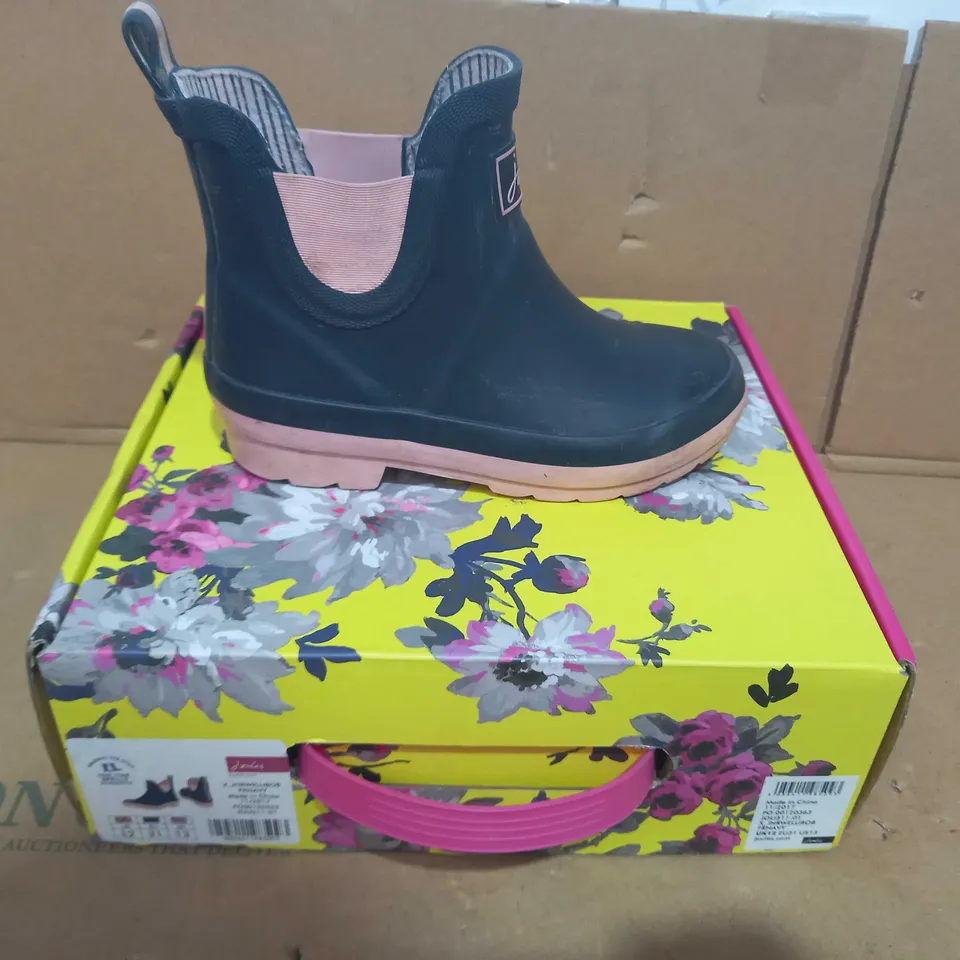 BOXED PAIR OF JOULES WELLINGTONS IN NAVY/PINK UK SIZE 12