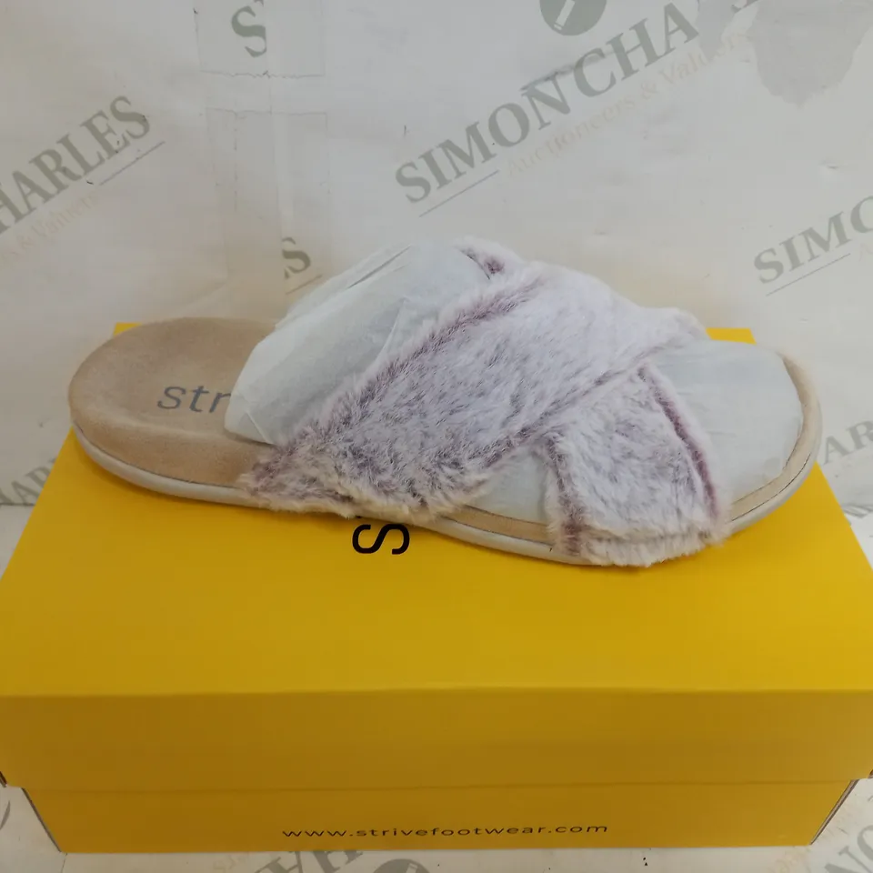 STRIVE NORA SANDLES IN BLUSH SIZE 6 