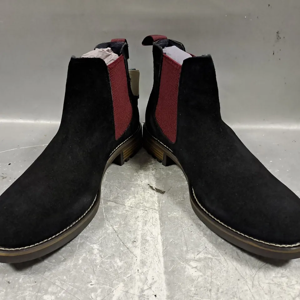 BOXED PAIR OF OAKENWOOD ELASTIC SIDED ANKLE BOOTS IN BLACK/RED SIZE 7