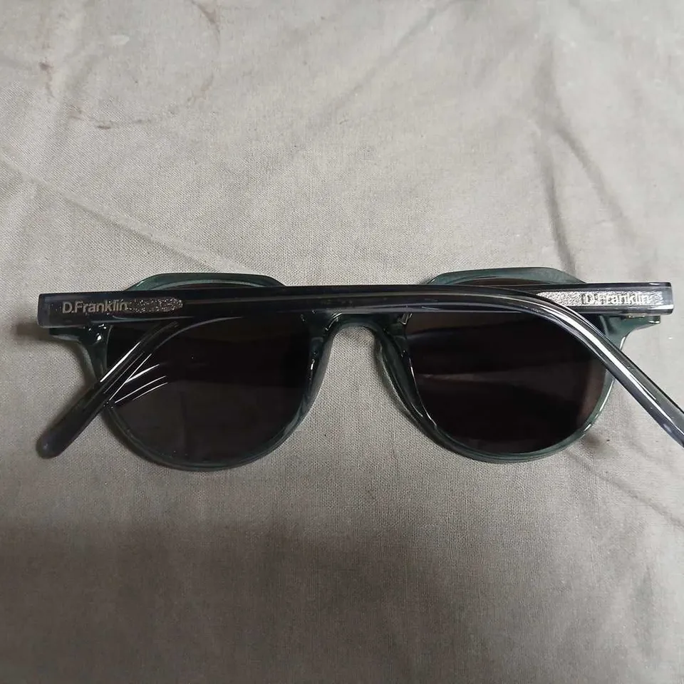 D.FRANKLIN SUNGLASSES – GREEN ROUND FRAME, DARK LENSES 