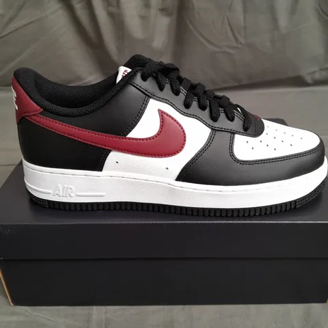 BOXE DPAIR OF NIKE AIR FORCE 1 '07 TRAINERS SIZE UK 9