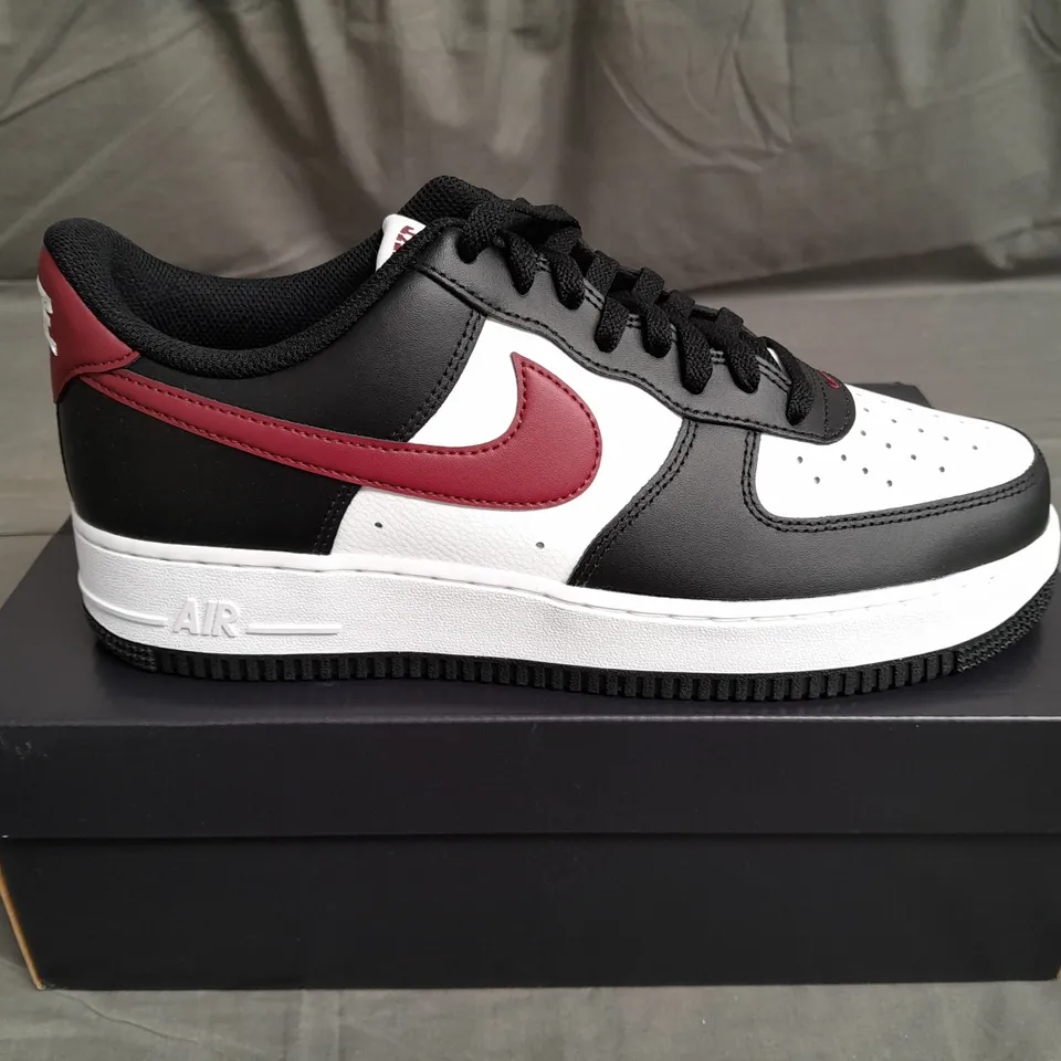 BOXE DPAIR OF NIKE AIR FORCE 1 '07 TRAINERS SIZE UK 9 