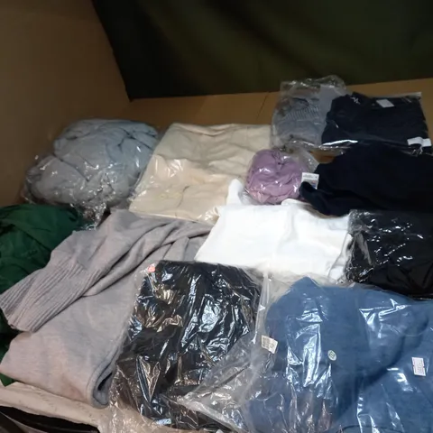 LOT OF APPROX 20 ASSORTED CLOTHING ITEMS TO INCLUDE JUMPERS, JEANS AND T-SHIRTS