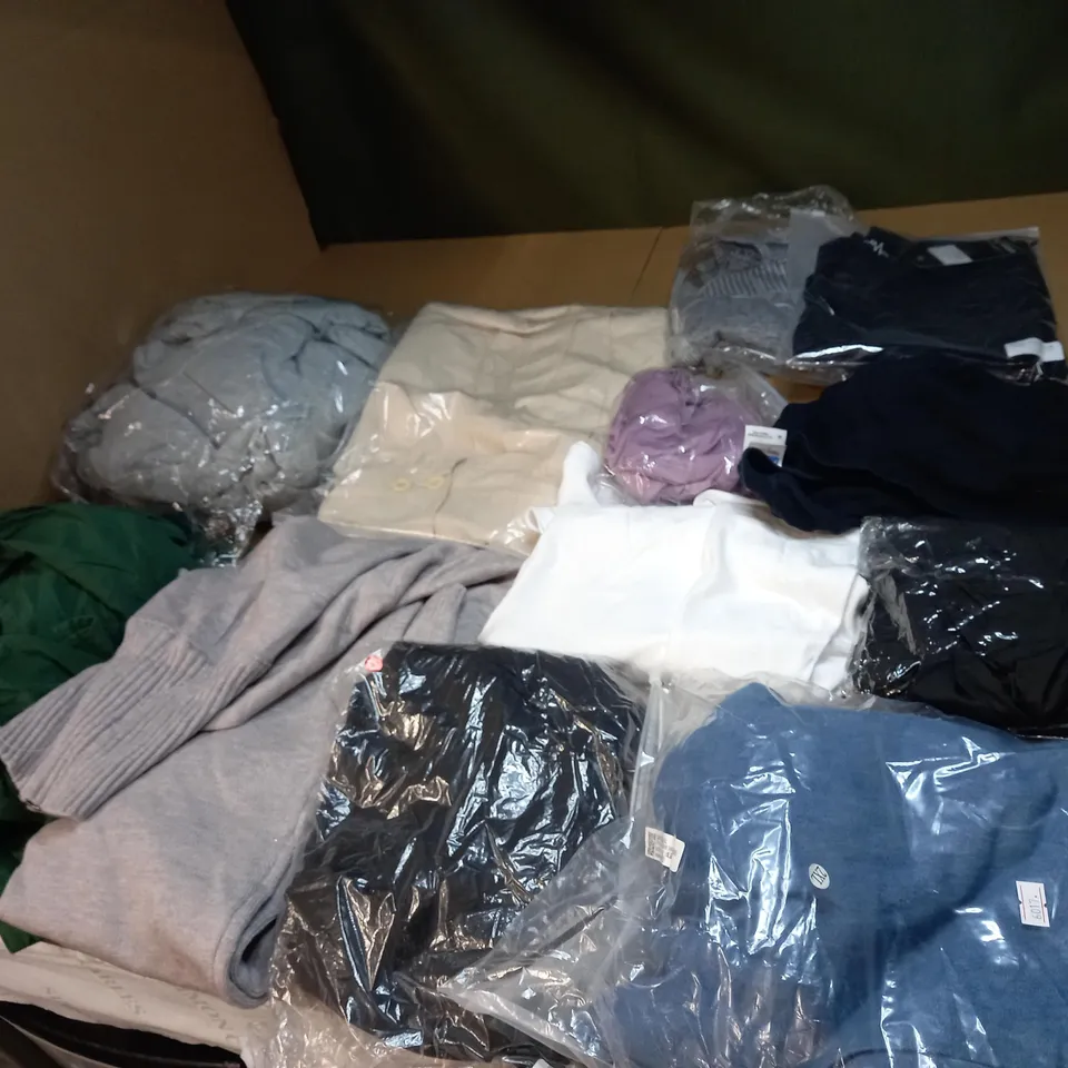 LOT OF APPROX 20 ASSORTED CLOTHING ITEMS TO INCLUDE JUMPERS, JEANS AND T-SHIRTS