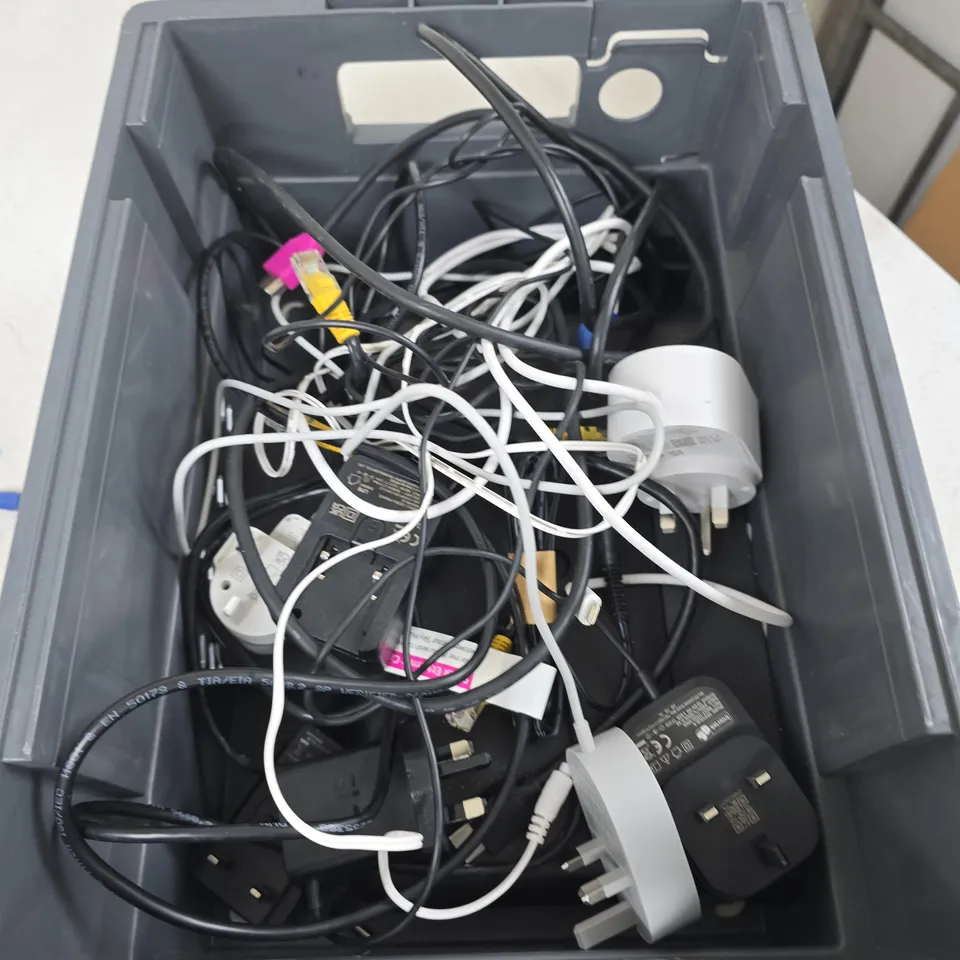 APPROXIMATELY 10 ASSORTED ELECTRICAL PRODUCTS TO INCLUDE PLUGS, WIFI HUBS AND A  WALKIE TALKIE