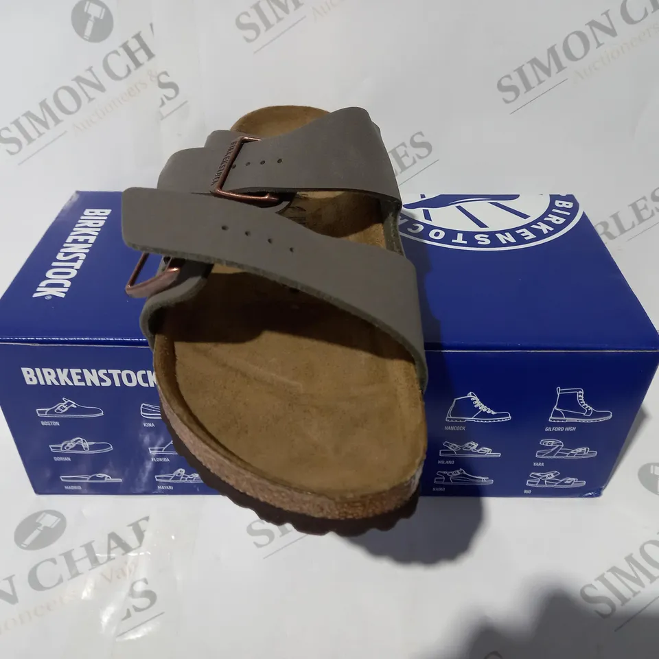 BOXED PAIR OF BIRKENSTOCK ARIZONA SANDALS IN STONE COLOUR UK SIZE 8