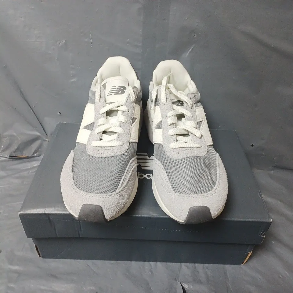 BOXED PAIR OF NEW BALANCE 370 TRAINERS - UK SIZE 8.5