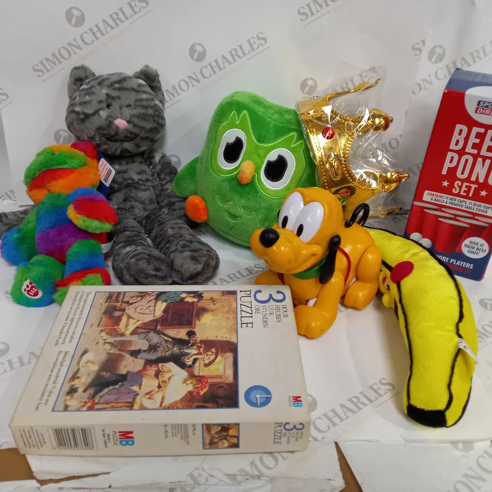 BOX OF APPROX 20 ASSORTED ITEMS TO INCLUDE JELLYCAT PLUSH CAT TEDDY, DUOLINGO PLUSH BIRD AND MB 3 HOUR PUZZLE