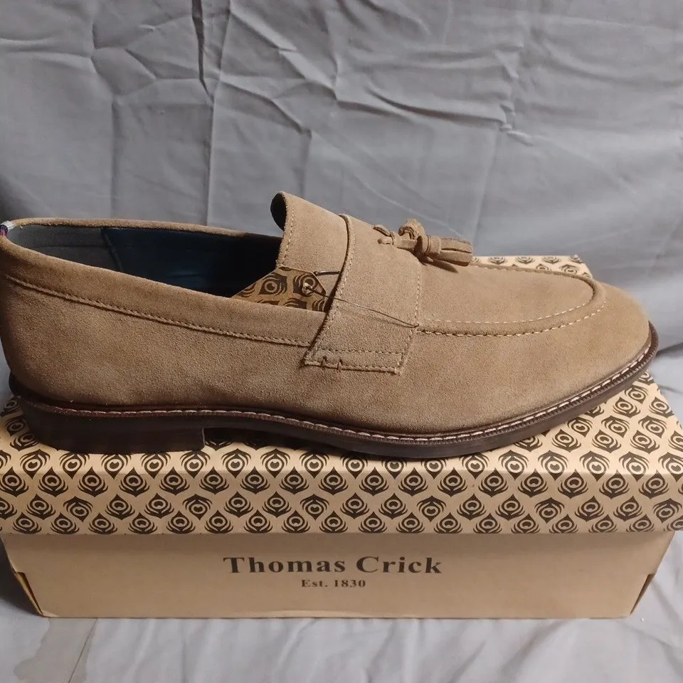 BOXED PAIR OF THOMAS CRICK MEN'S TAN SUEDE TASSEL LOAFERS - UK SIZE 11