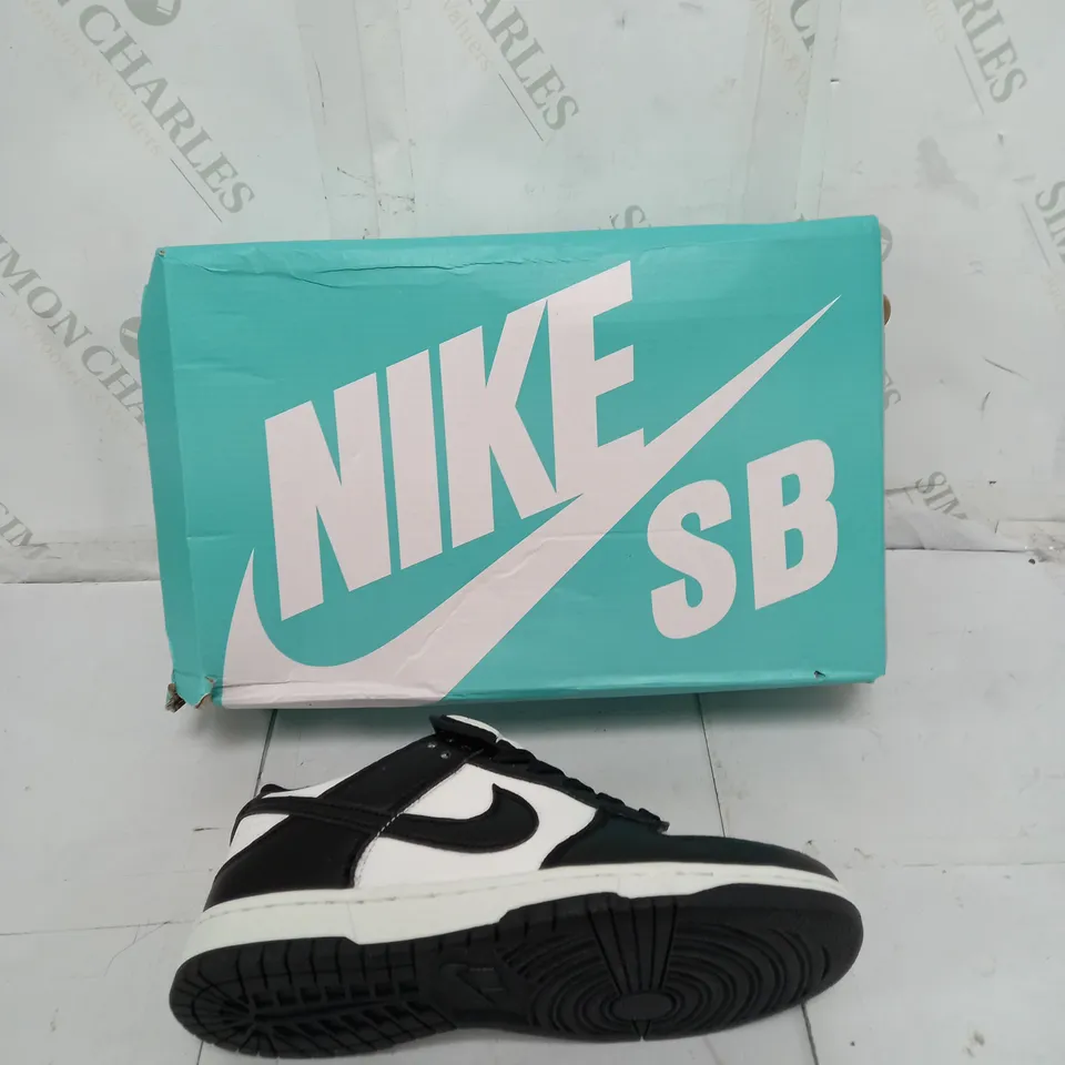 BOXED PAIR OF NIKE PANDA DUNKS LOW SIZE 36 