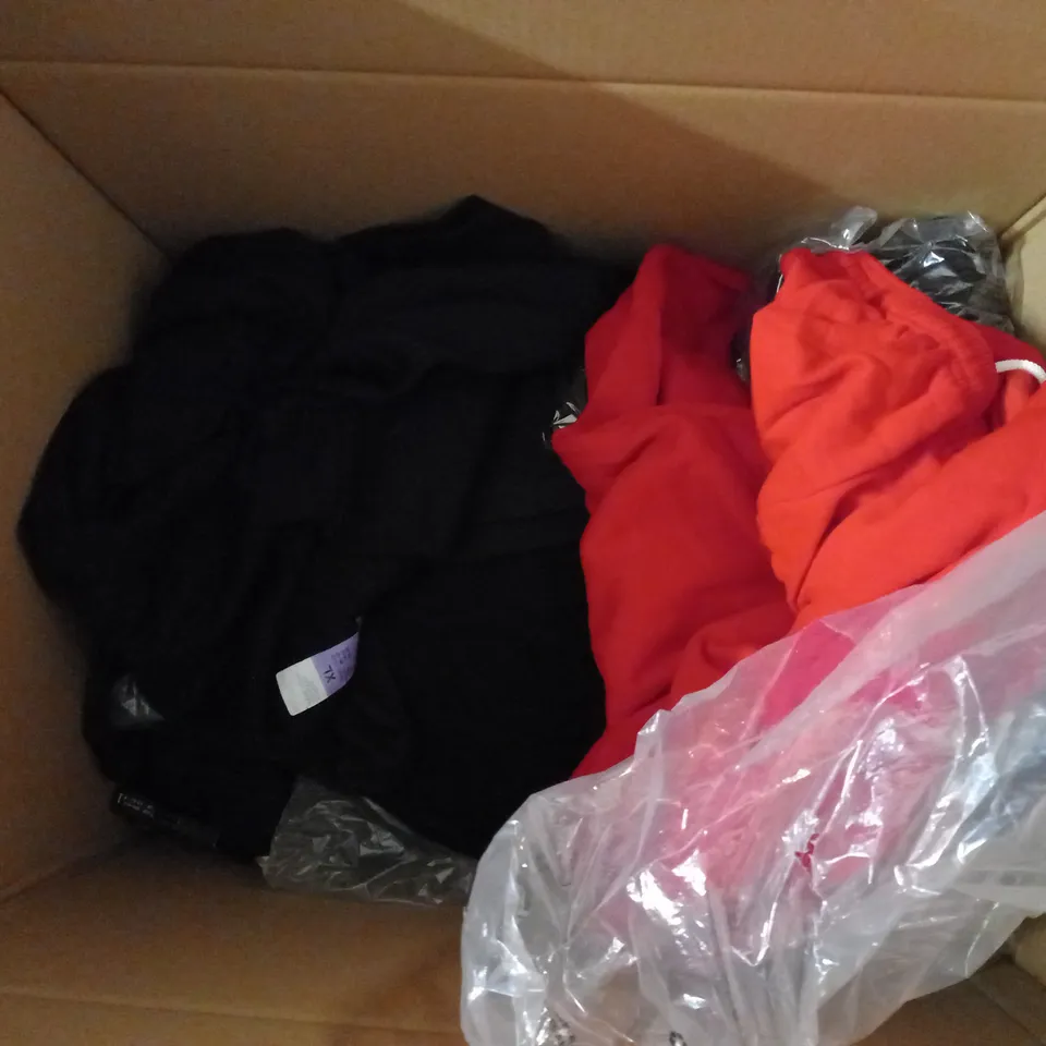 LOT OF APPROX 20 ASSORTED CLOTHING ITEMS VARYING IN SIZE/COLOUR/STYLE TO INCLUDE: TROUSERS, DRESSES, TOPS