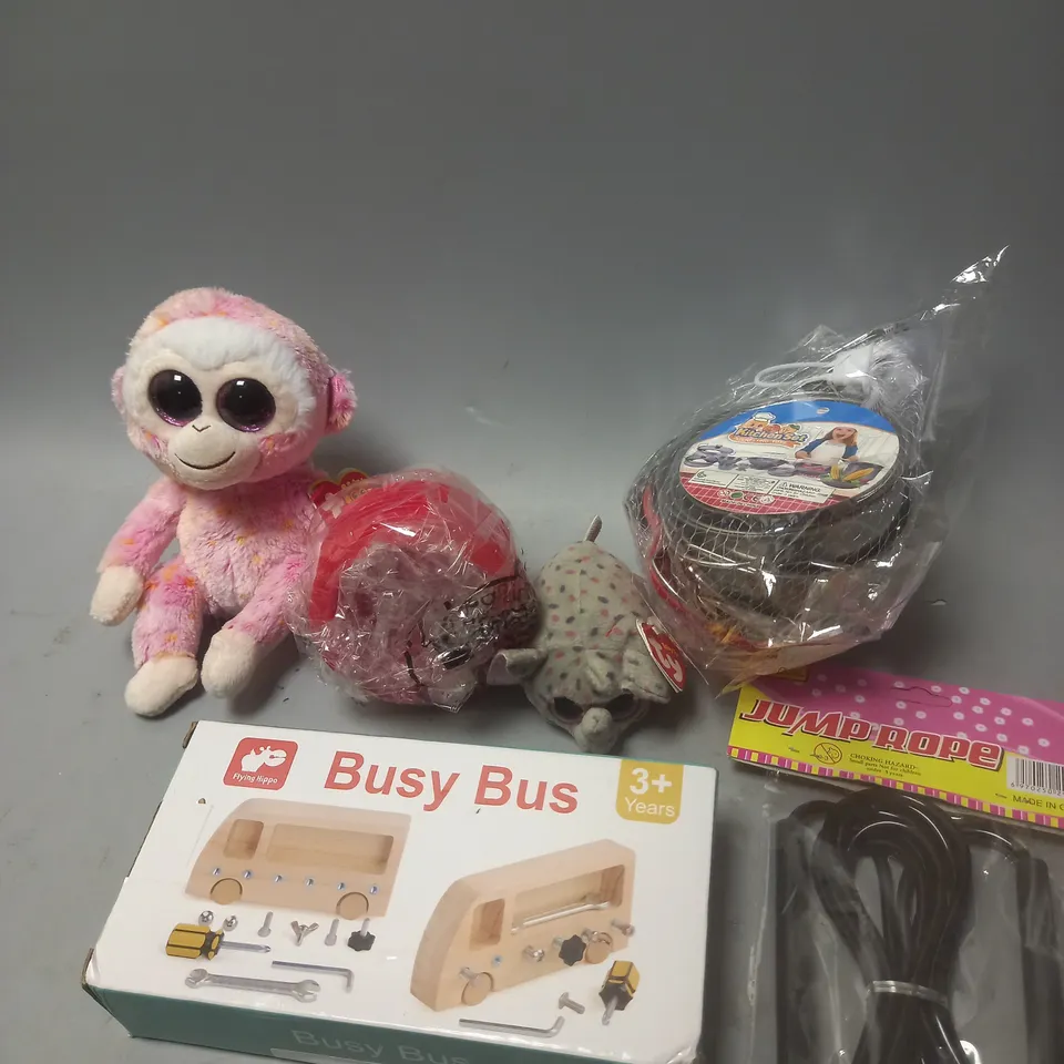MEDIUM BOX OF ASSORTED TOYS AND GAMES TO INCLUDE TEDDIES, BUSY BUS AND SKIPPING ROPE