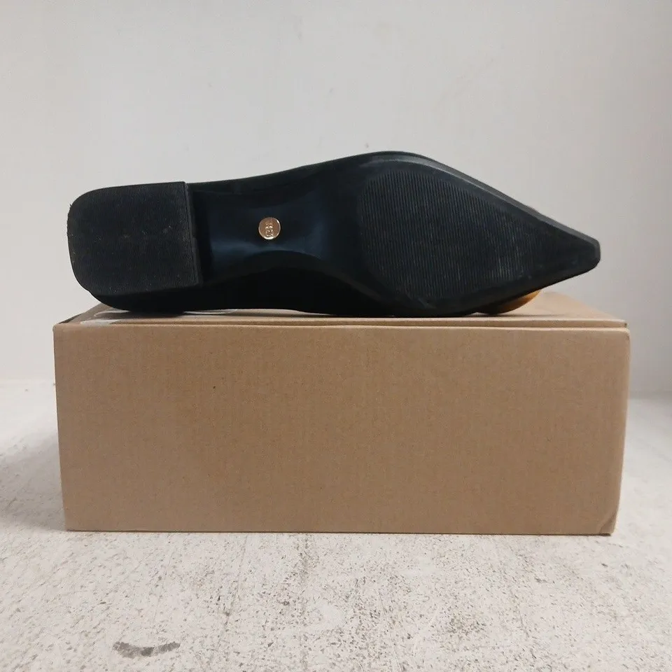 BOXED PAIR OF ZARA LOW BLOCK HEEL POINTED TOE SHOES IN BLACK W. GOLD EFFECT DETAIL SIZE EU 39