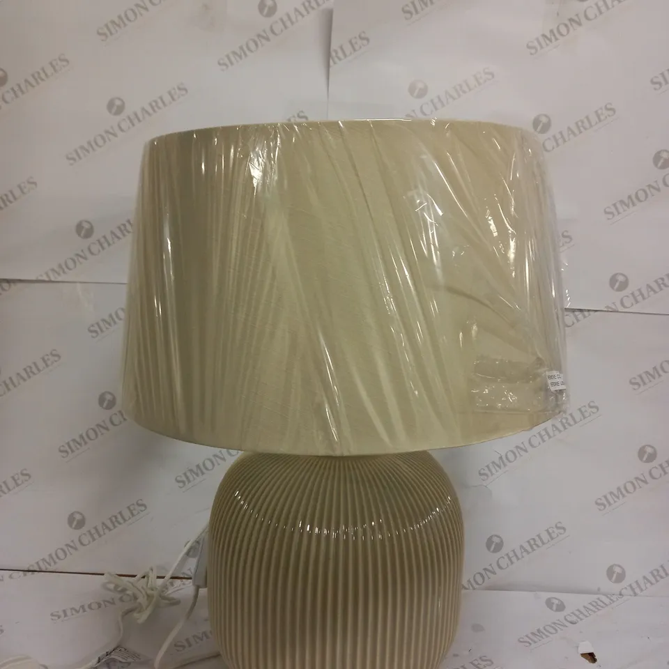 COUNTRY RIB TABLE LAMP CREAM