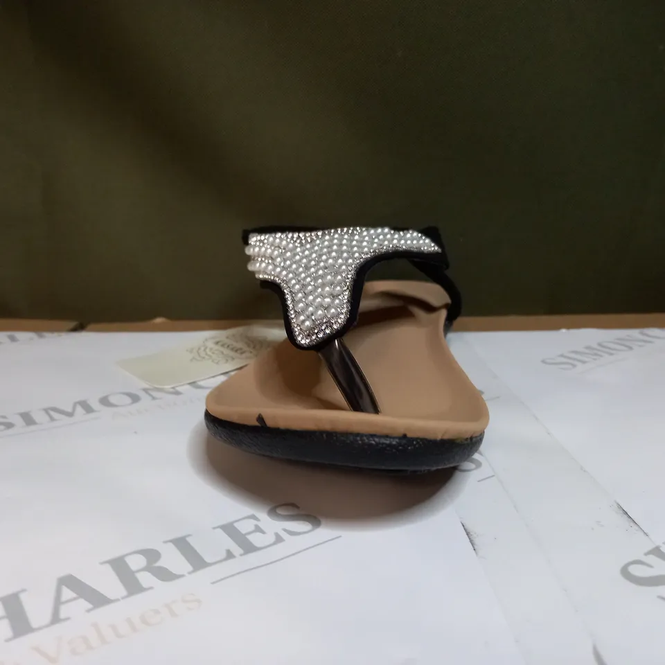 KASARA FAUX PEARL DETAIL THONG SANDAL - SIZE 5