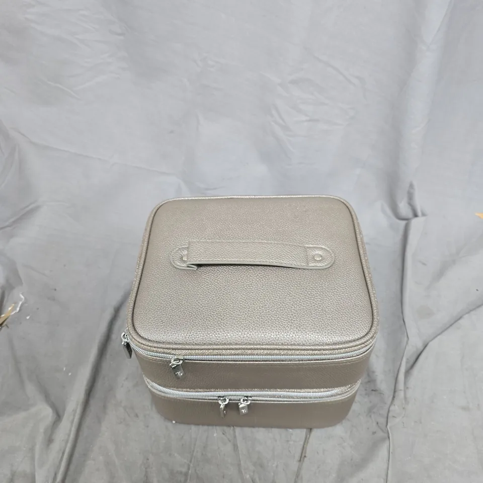 BEIGE TRAVEL JEWELLERY CASE WITH MULTI-COMPARTMENT INSERT