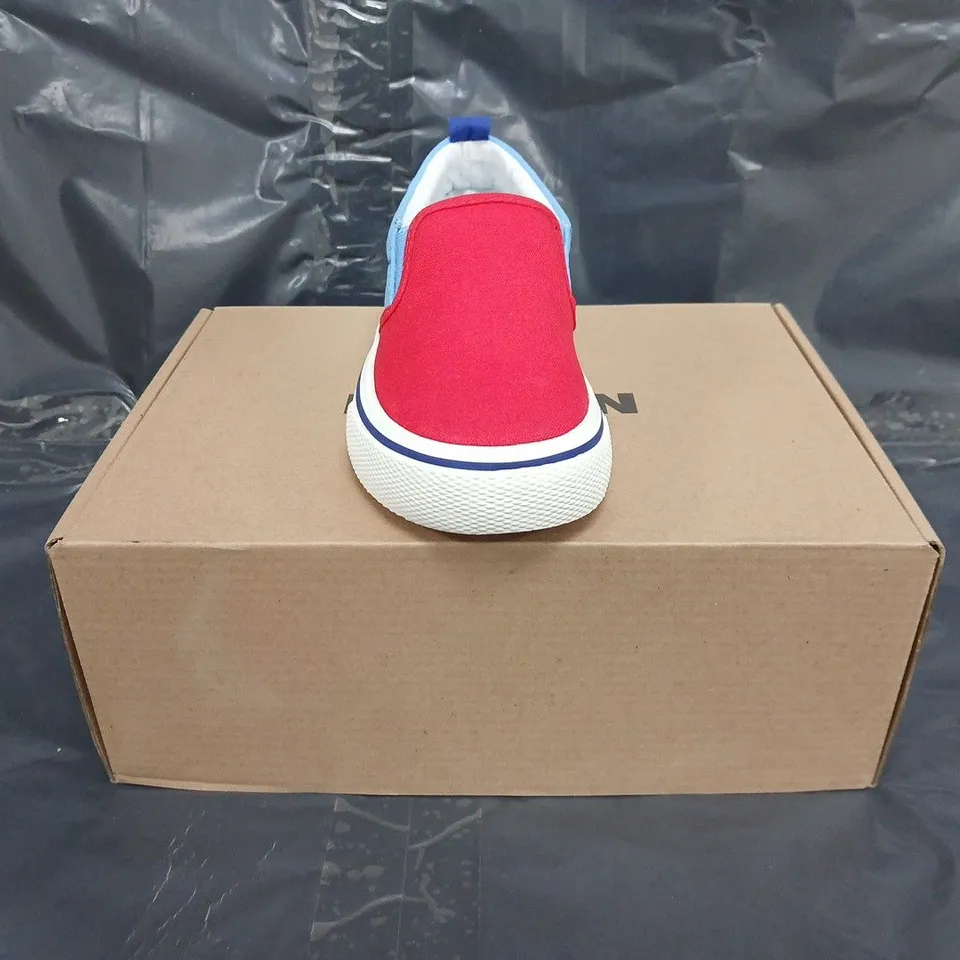 BOXED PAIR OF MINI BODEN KIDS CANVAS SLIP-ON SHOES IN RED/BLUE SIZE EU SIZE 30