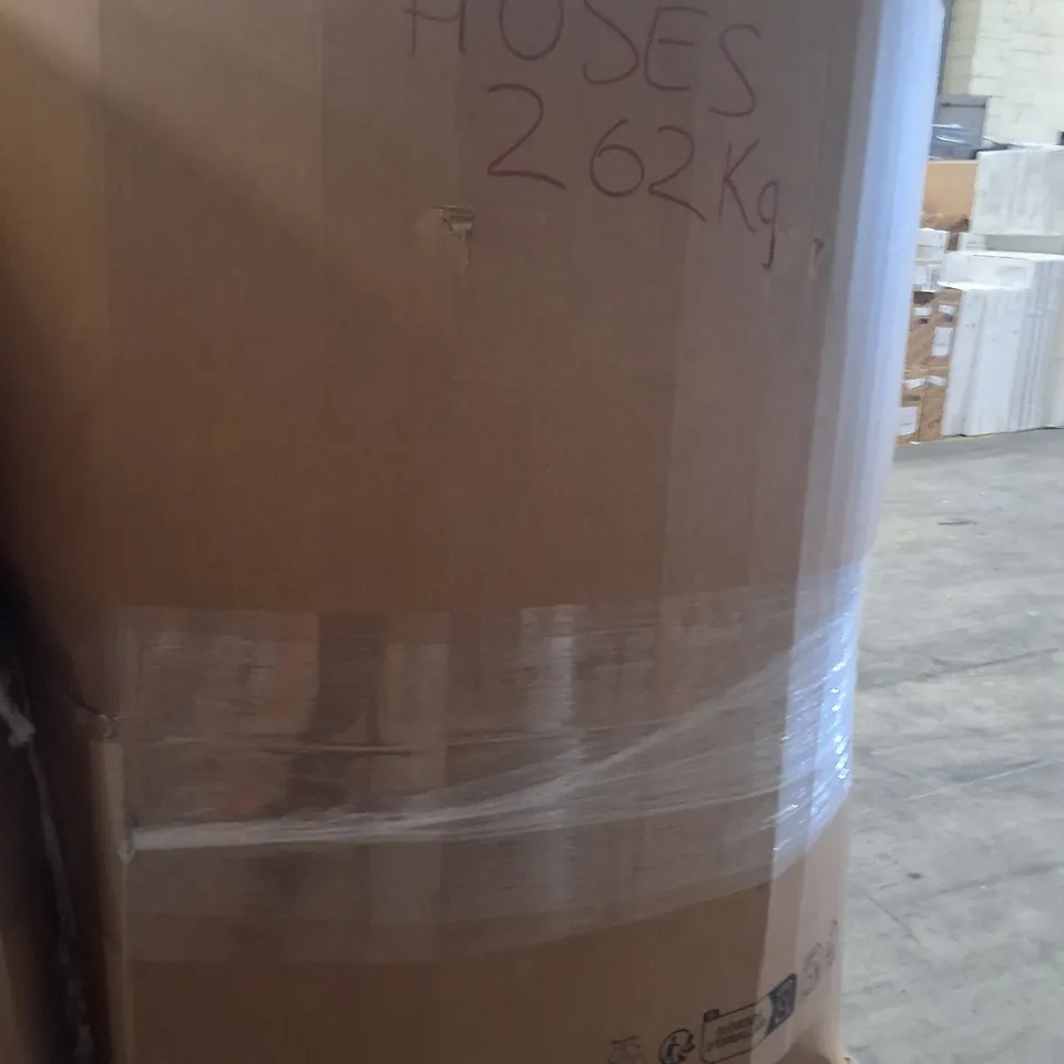 PALLET CONTAINING A LARGE QUANTITY OF HOSES