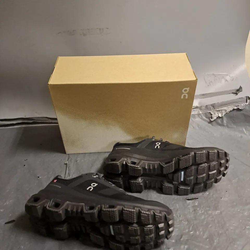 BOXED PAIR OF CLOUDVENTURE WATERPROOF UK 4.5 BLACK 