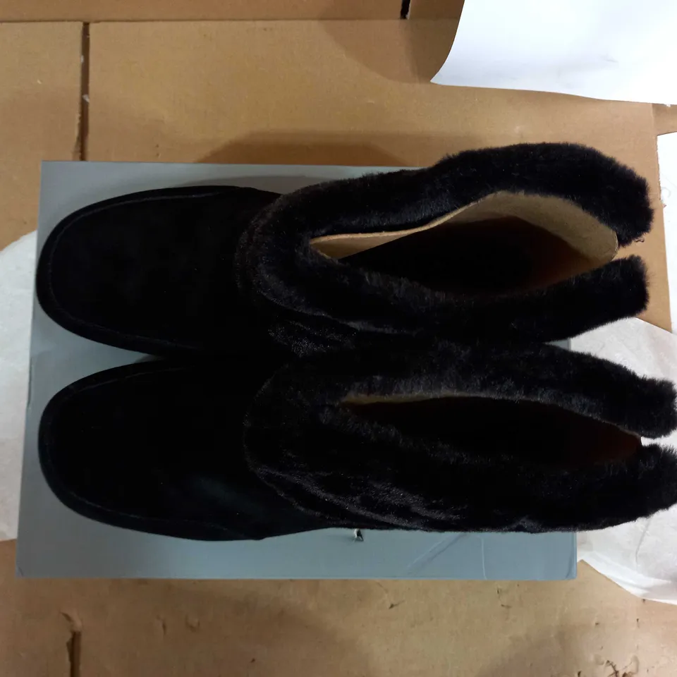 VIONIC MAIZIE SLIPPER BOOTS - BLACK - SIZE 8