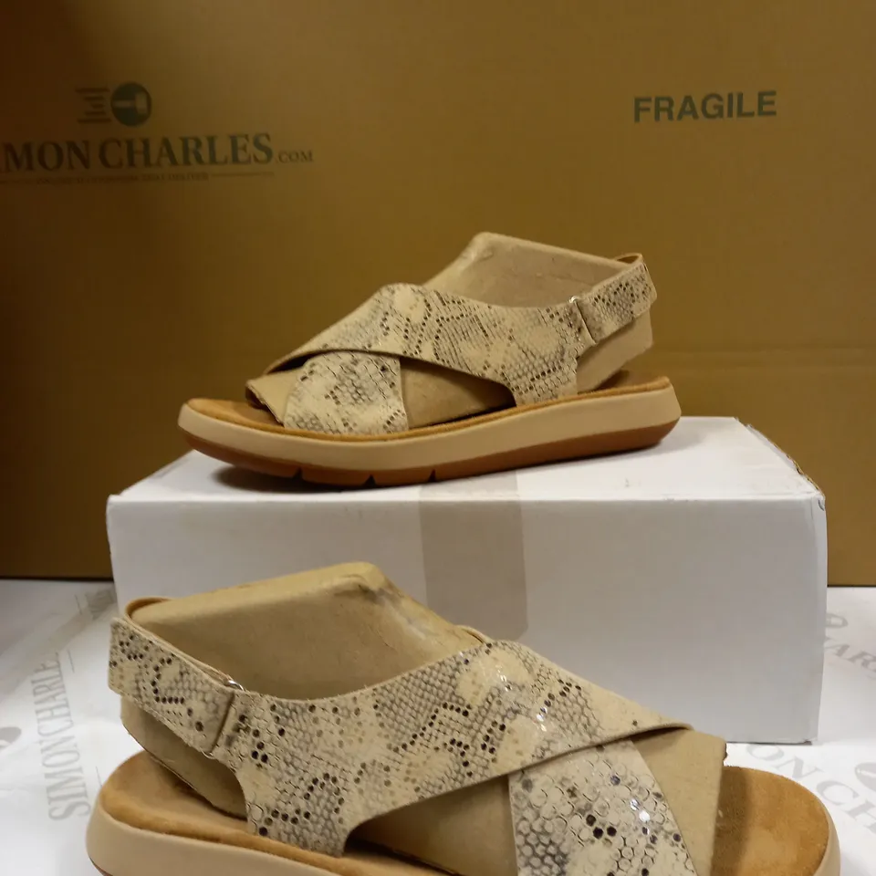 CLARKS JEMSA CROSS SANDAL SIZE 8