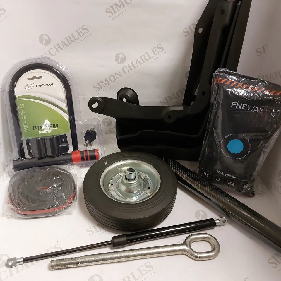 BOX OF APPROX 10 ITEMS TO INCLUDE TRI-CIRCLE U-TYPE LOCK, CARBON FIBRE EFFECT VINYL, FINEWAY CAR DEHUMIDIFIER BAG