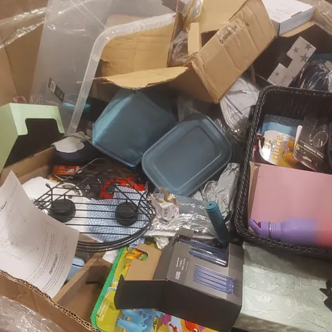 PALLET CONTAINING A VERY LARGE QUANTITY OF ASSORTED CONSUMER PRODUCTS INCLUDING: HIGHBALL GLASSES, RUBIK'S CUBE, DISCO BALL ECT