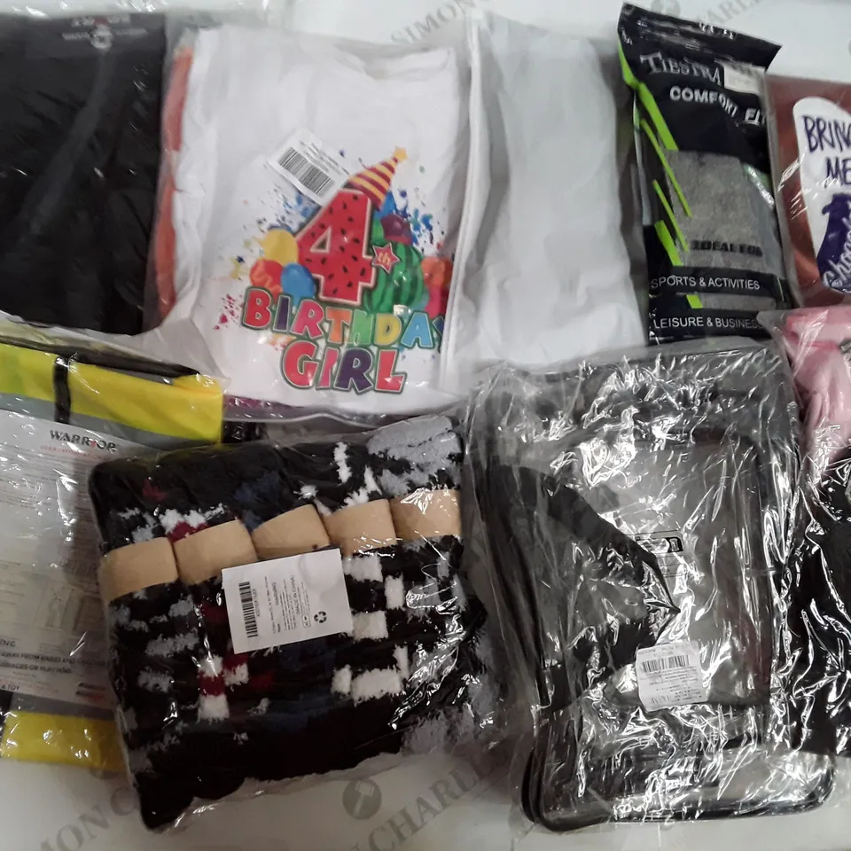 LARGE QUANTITY OF ASSORTED CLOTHING ITEMS TO INCLUDE SOCKS SHOES AND TOPS ECT