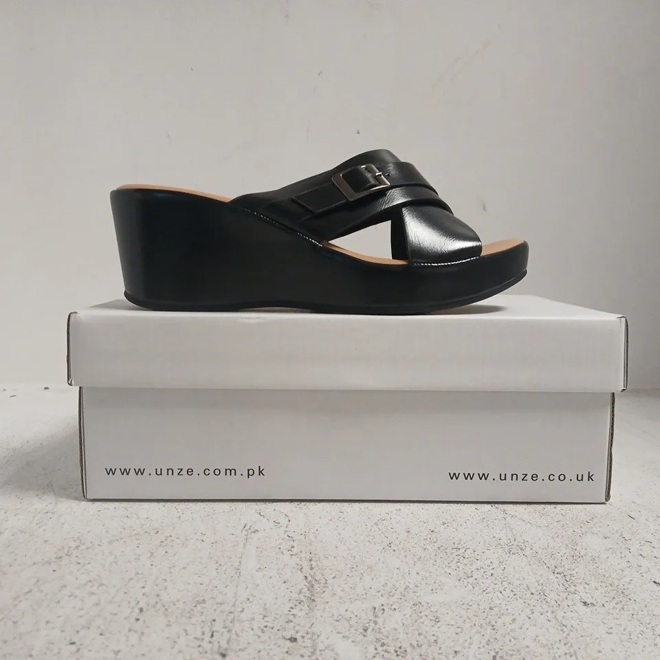 BOXED PAIR OF UNZE OPEN TOE WEDGE SANDALS IN BLACK SIZE UK 5