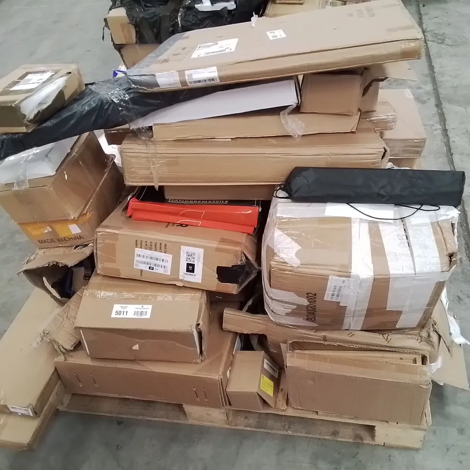 PALLET CONTAINING VARIOUS ASSORTED BOXED HOUSEHOLD RETURNS/ELECTRICAL/GARDEN ITEMS TO INCLUDE: ELECTRIC STEAM BRUSH, FOLDING TABLE, SUSHI TRAY AND LOTS MORE UNMARKED BOXED ITEMS 
