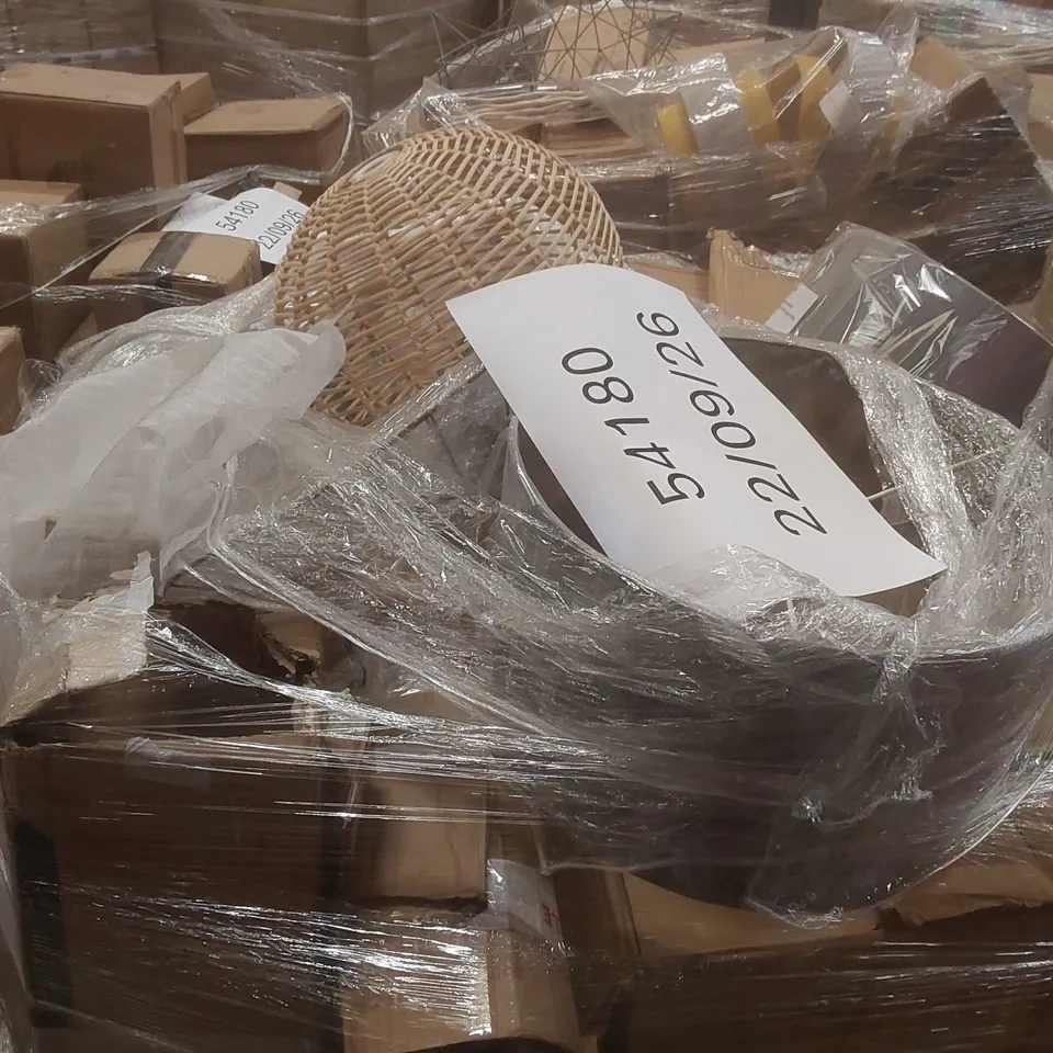 PALLET CONTAINING A VERY LARGE QUANTITY OF ASSORTED DESIGNER LIGHTING PRODUCTS