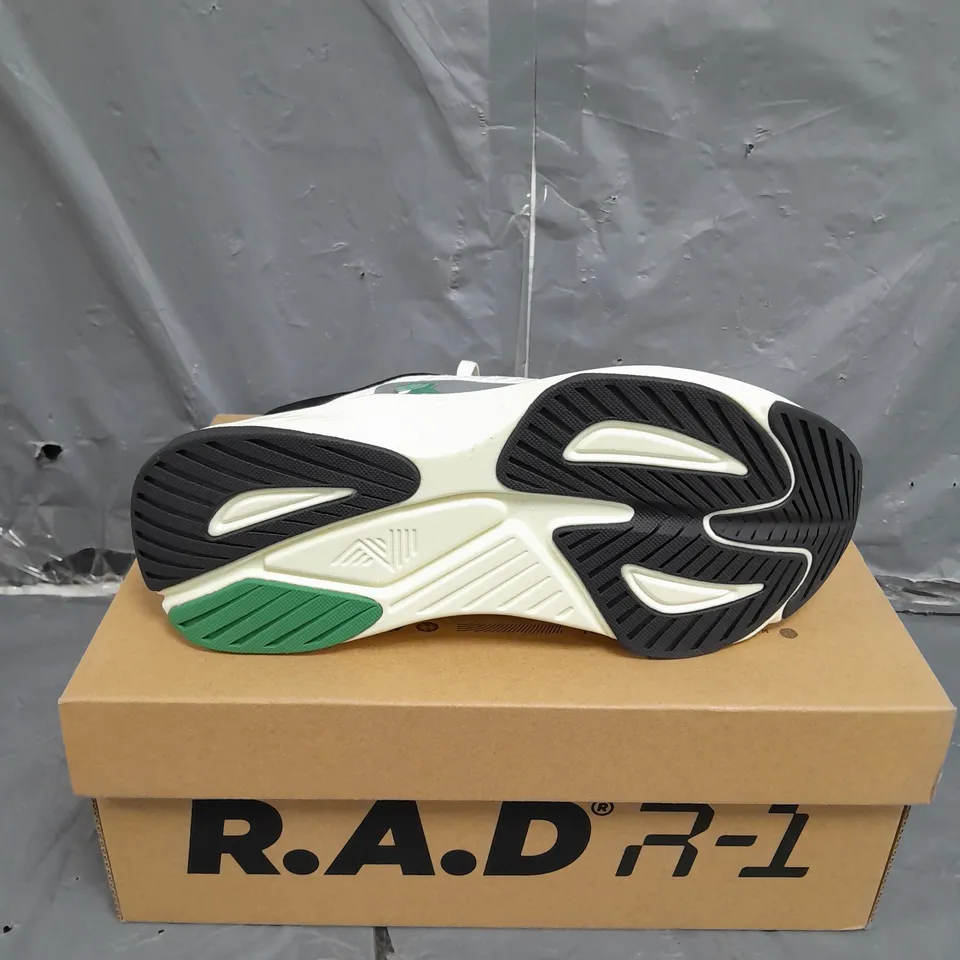 BOX OF RAD R1 CLASSIC BOSTON SHOES SIZE 4.5