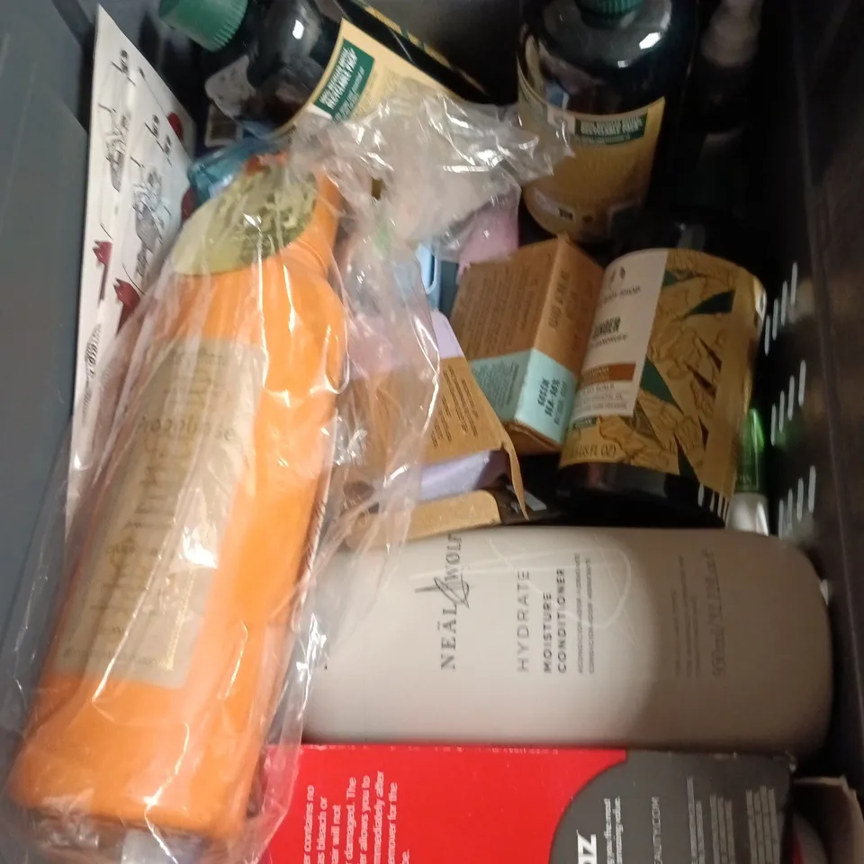 APPROXIMATEY 20 ASSORTED HEALTH AND BEAUTY PRODUCTS TO INCLUDE - COLGATE MAX WHITE MOUTHWASH - THE BODY SHOP SHAMPOO AND HIBIWASH