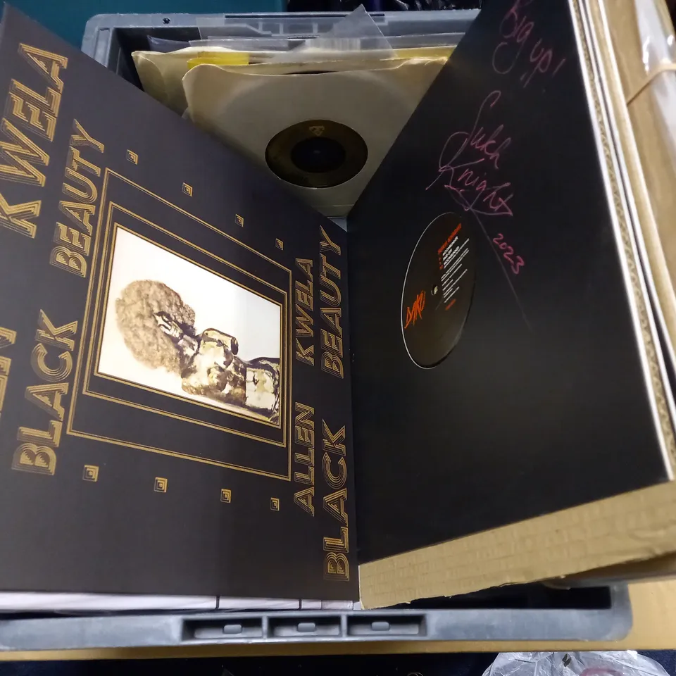 LO TOF ASSORTED VINYL RECORDS TO INCLUDE QUEEN HOT SPACE, LUTHER VANDROSS AND CHRISTIAN WUNSCH