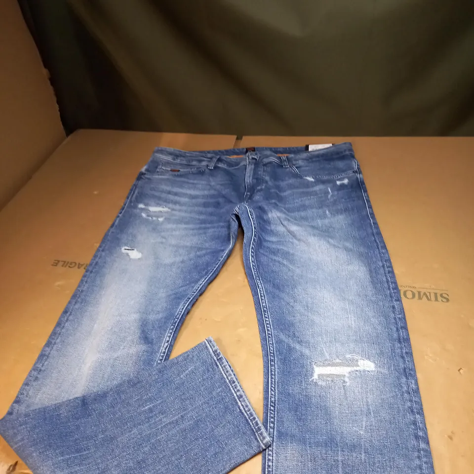 PAIR OF HUGO BOSS PALE BLUE DENIM JEANS SIZE UNSCPECIFIED