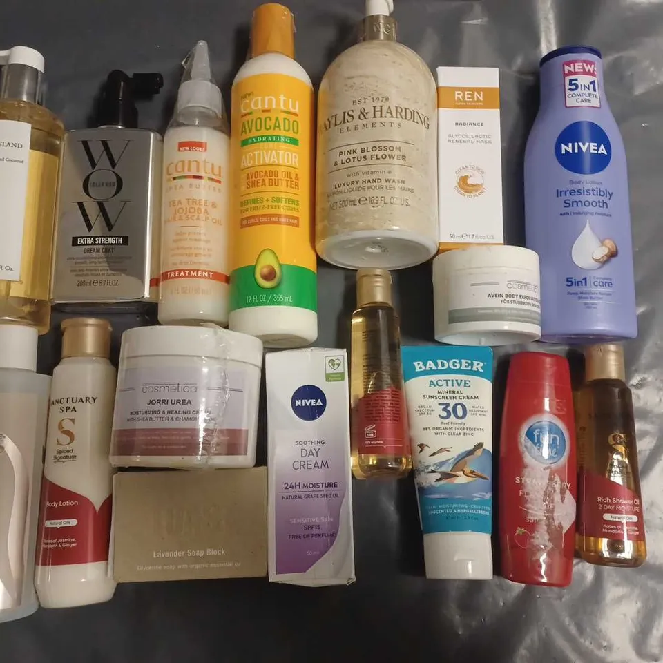 LOT OF APPROXIMATELY 20 ASSORTED HEALTH AND BEAUTY ITEMS TO INCLUDE NIVEA MOISTURISER, TOAST SOAP AND SHEA BUTTER