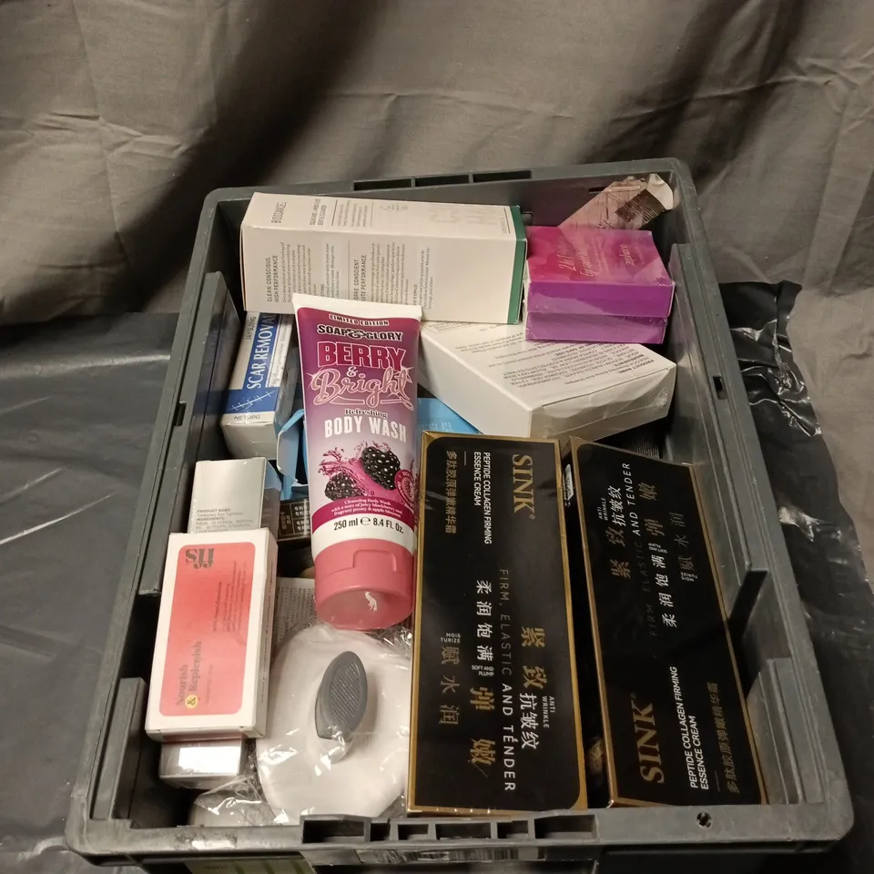 APPROXIMATELY 20 ASSORTED COSMETIC ITEMS INCLUDING BERRY AND BRIGHT BODY WASH, EYE AND CHEEK PALETTE, SCAR REMOVAL CREAM, SHAMPOO BAR ETC