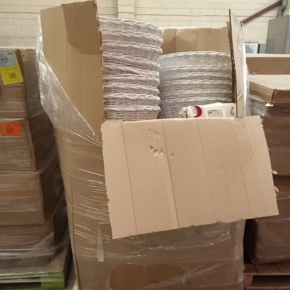 PALLET TO CONTAIN A LARGE QUANTITY OF CHRISTMAS TREE SKIRTS AND CHRISTMAS DUVET COVER SETS