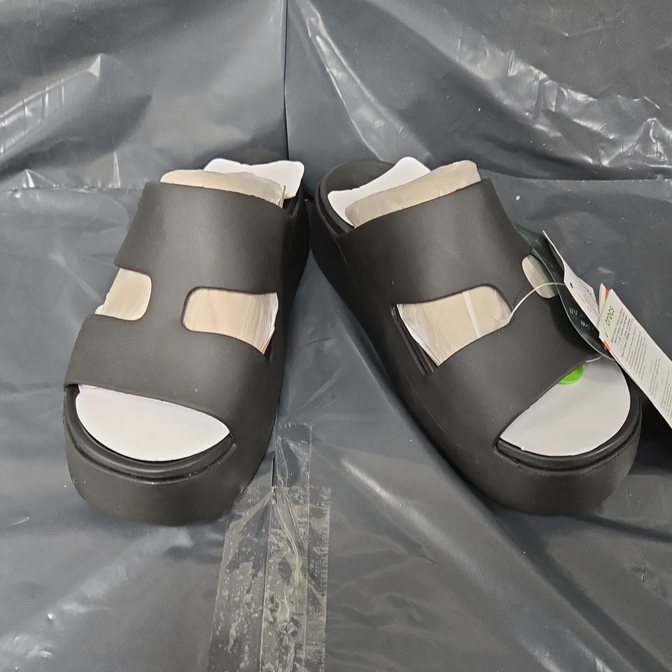 UNBOXED PAIR OF CROCS GETAWAY PLATFORM H-STRAP CLOGS IN BLACK - UK 4