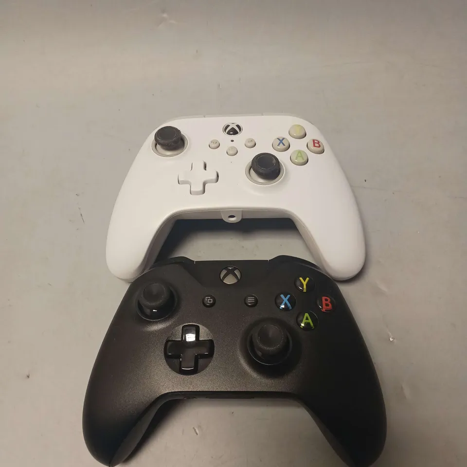 XBOX ONE GAME CONSOLE WITH 2 CONTROLLERS AND POWER LEADS