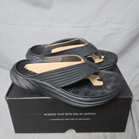 BOXED VIONIC MONSTER TIDE RX SANDALS IN BLACK - SIZE 5
