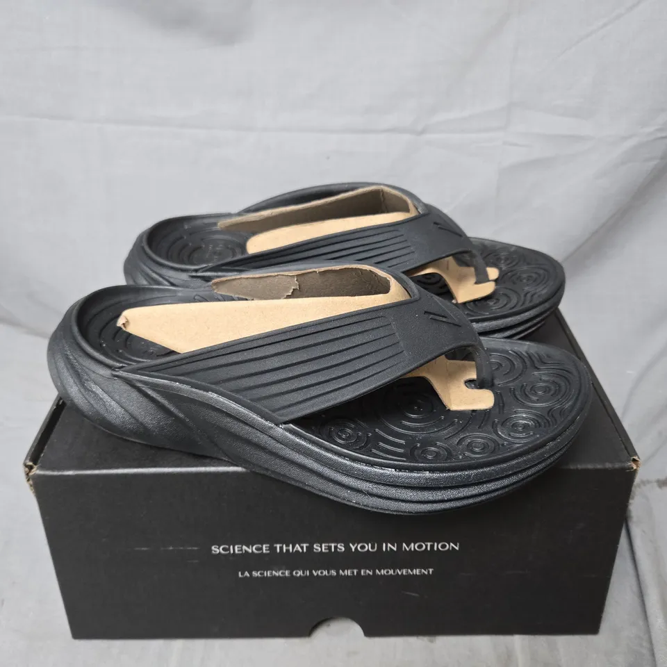 BOXED VIONIC MONSTER TIDE RX SANDALS IN BLACK - SIZE 5