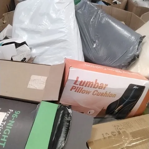A PALLET CONTAINING ASSORTED PILLOWS, LUMBAR PILLOWS ETC