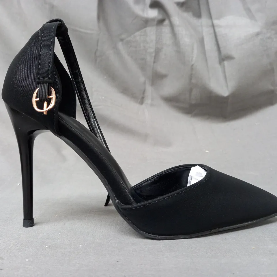 BOXED PAIR OF DESIGNER POINTED TOE HEELS IN BLACK EU SIZE 36