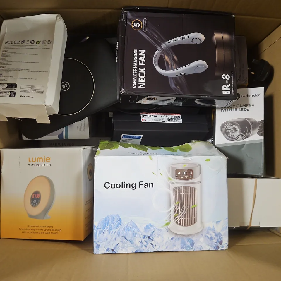 APPROXIMATELY 16 ASSORTED ELECTRICAL ITEMS TO INCLUDE NECK FAN, SUNRISE ALARM, DECOY CAMERA, ETC