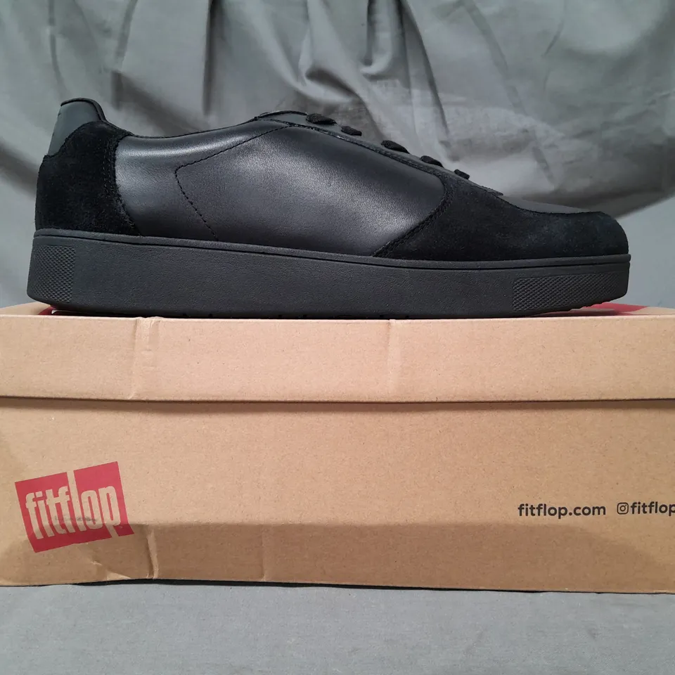 BOXED PAIR OF FITFLOP RALLY LEATHER/SUEDE PANEL SNEAKERS IN BLACK UK SIZE 9