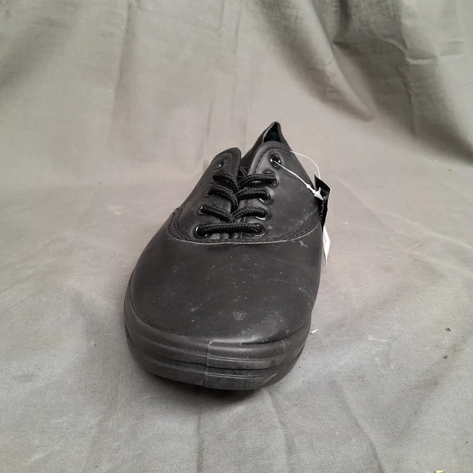BOX OF APPROX 20 GEORGE BLACK SHOES IN VARIOUS SIZES 