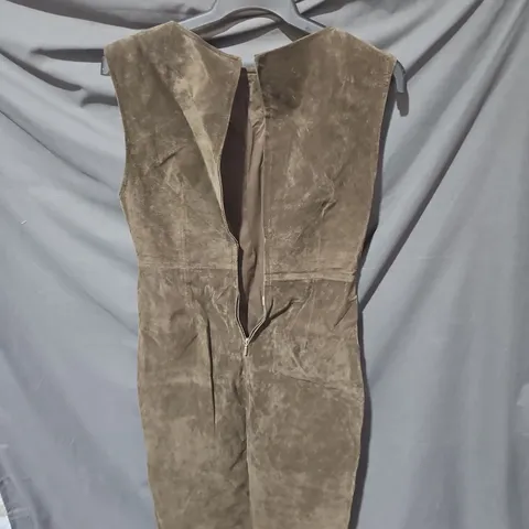 BROWN SUEDE-EFFECT SLEEVELESS JUMPSUIT WITH FRONT ZIP – SIZE M 100 % LEATHER .