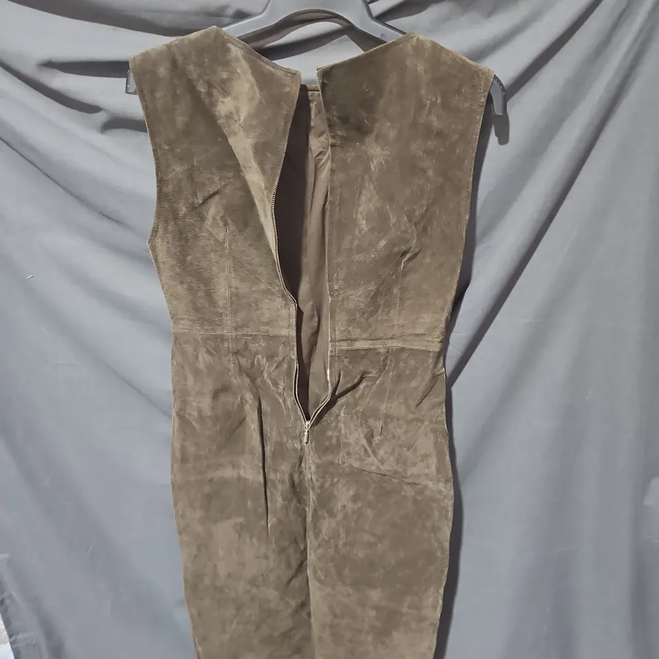 BROWN SUEDE-EFFECT SLEEVELESS JUMPSUIT WITH FRONT ZIP – SIZE M 100 % LEATHER .
